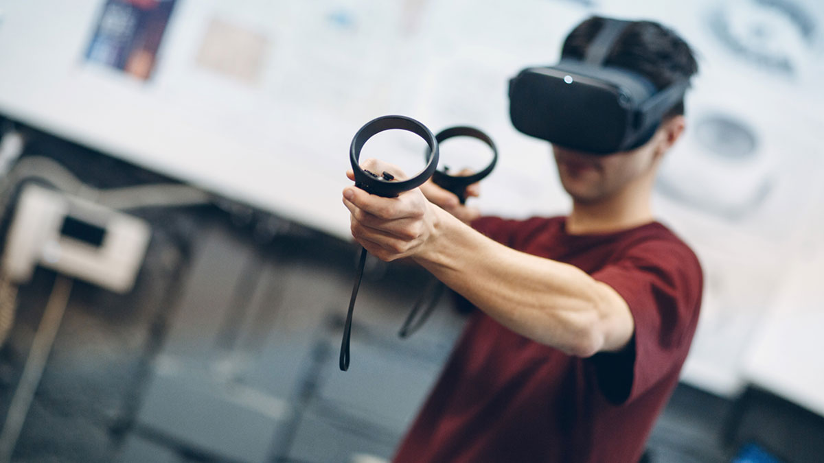 A man wears vr glasses without suffering from vr sickness.